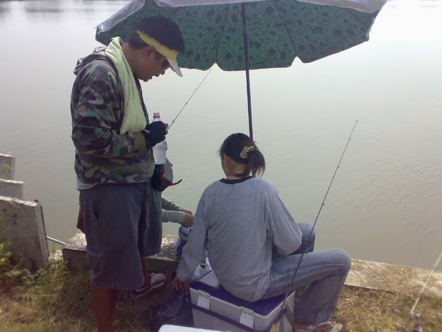 ส่วนน้าเก่งไม่ได้กลับมาเลยเพราะลองไปตกอีกบ่อนึง เลยกลับมาตกเห็ดโคนดีกว่า

ผมเห็นคุณเจเดี่ยวสอยเห็ด