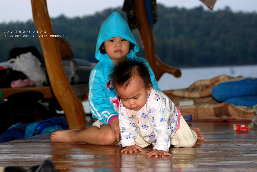 

ขนไปหมดทั้งครอบครัวเลยครับ  อยู่แพใหญ่ เป็นแพคู่ของพรานวัฒน์ ทัวร์ฟิชชิ่ง..................     