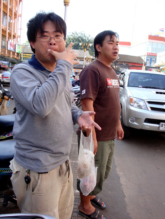 ถึงตราดกันแต่ละคนก้อมัวแต่นั่งฝอยกันจนลืมว่าข้าวเช้ายังไม่ได้เจี๊ยะกัยซ๊ากกกคน :ohh: :laughing: :lau