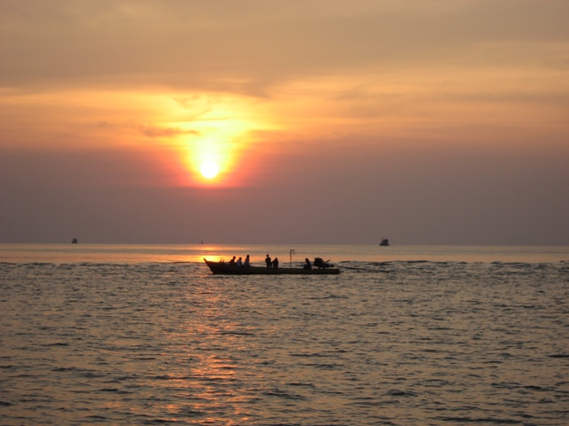 เรือตกปลาลำข้างๆ 
SUNSET AT KOCHANG  ISLAND RANONG  :grin: