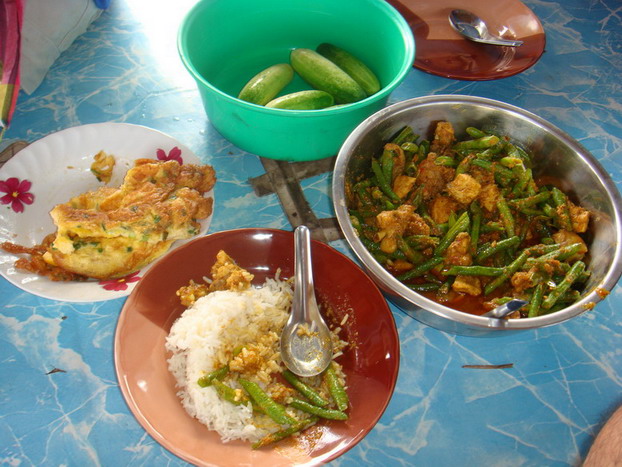 เรือออกเดินทางไปหมายแรก หน้าตะรุเตา (ตุกนโป)  บังหมาน จุมโพ่ ทำกับข้าวอร่อยๆ ไว้พร้อม เพิ่มพลังนักตก