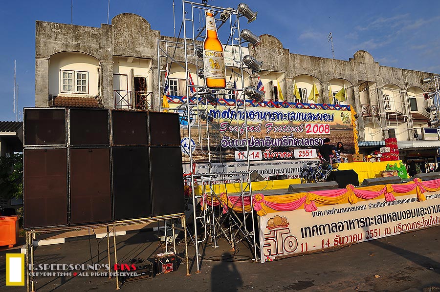 เวที มอบรางวัล มีงานกินเลี้ยง นิดหน่อย แต่.............................ไม่ได้อยู่ พวกๆผม มาววววววววว