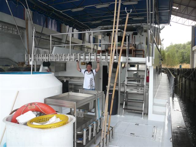 



ดูเอาครับ

ท้ายเรือ พร้อมเพรียง กว้างขวางจริงๆ




ราคาเรือไม่กล้าถามพี่โท ครับ

แว