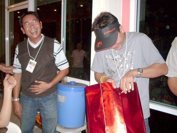 คู่นี้  เกิดเรื่องใหญ่แล้วครับ  รางวัลที่น้าเก่ง  อนูได้คือ  กล่องเปล่าๆ :laughing: :laughing: :laug