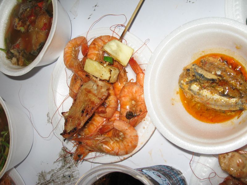 กุ้งเผาตัวใหญ่ๆทั้งนั้นเลย ข้าวผัด ผัดหมี่ บาร์บีคิว ย่างไม่อั้น แกงส้มแป๊ะซ๊ะ  แกงฉู่ฉี่ เยอะมากๆ เ