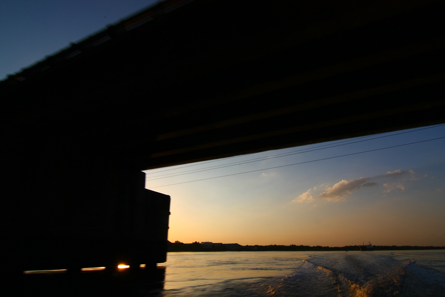 ผ่านใต้สะพานข้ามแม่น้ำบางปะกงอีกครั้ง แสงที่ลดลงไปมาก จนลืมปรับสปีดชัตเตอร์ ประกอบกับเรือที่วิ่งเร็ว