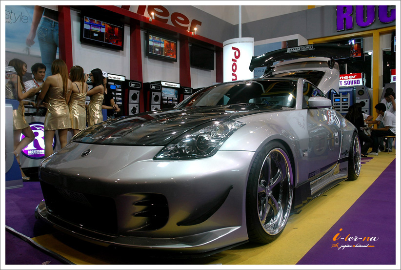 * [b]คันสีทอง เอ๊ย สีบรอนซ์นี้ก็สวย เสียดายที่หันหลังให้  เอ้ยยย!!!  เสียดายที่ถ่ายมุมต่ำไปหน่อย  [/