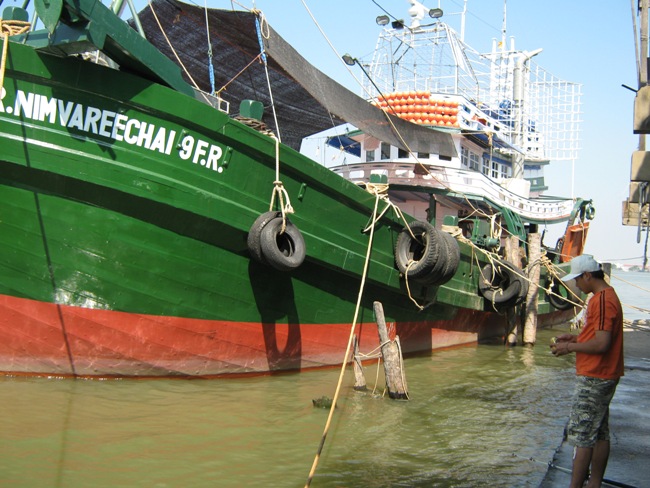 ไปถึงที่หมายท่าเรือ ประมาณ 7.00 น. คับไม่รอช้าทำการประกอบคันลงเบ็ดกันเลย ตอนนี้น้ำกำลังขึ้นครับ Big 