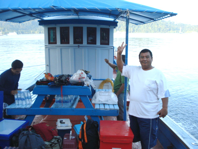 ทีมงานเริ่มลงเรือเดินทาง ขนสัมภาระลงเรือ  :cool: :cool: :cool: