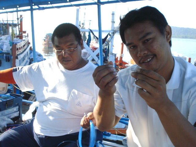 น้องต้นพอลงเรือก็ตื่นเต้นเพราะเป็นครั้งแรกที่ออกทะเลใหญ่ แต่เดี๋ยวคอยดูภาพต่อไปของน้องแล้วจะรู้ความจ