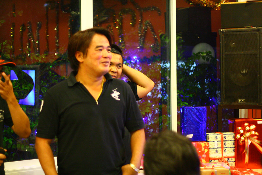 แล้วก้อถึงคราวคนนี้ครับ.....เสี่ยเมืองจันทร์....ถูกเรียกชื่อก้อเดินมาจากโต๊ะด้านนอก
 :grin: :grin: