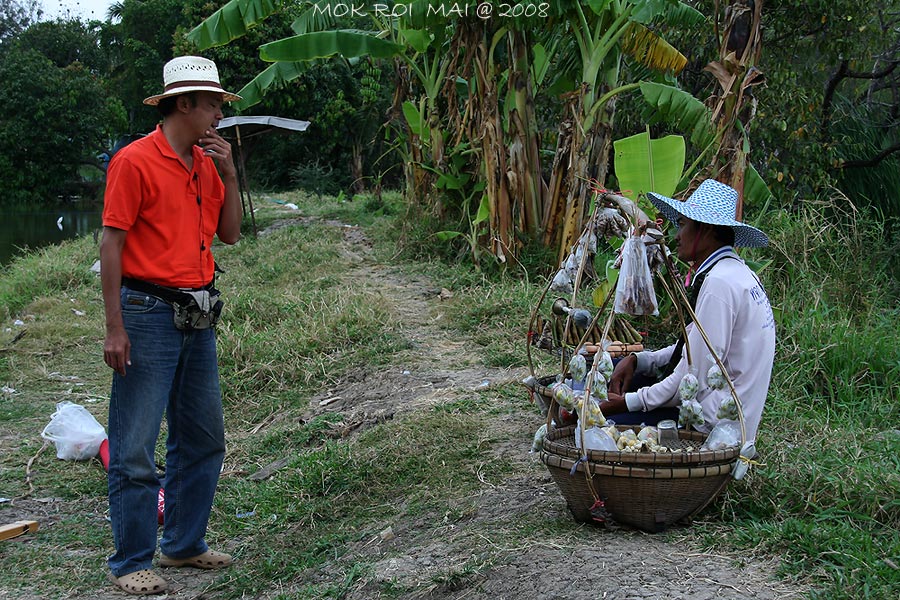 บ่อนี้ไม่มีอาหารขาย.....ไข่ต้ม...ช่วยชีวิตเดินมาขายในบ่อ...รีบเรียกมาอย่างด่วน...
แต่นึกนานหน่อยว่า