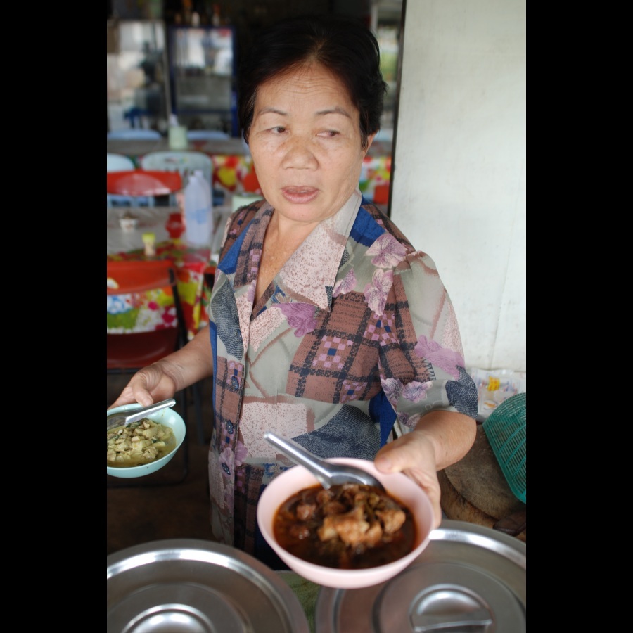 นี่ครับ อาหารแนะนำเลย แกงหมูใบชะมวง เสธ.เหนี่ยวการันตีความอร่อย เคยเหมาหมดหม้อมาแล้ว  :grin: :grin: 