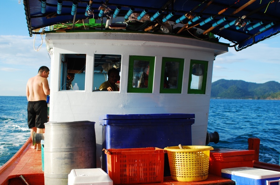 ขนสันภารกลงเรือ แล้วก็ออกเดินทางครับ