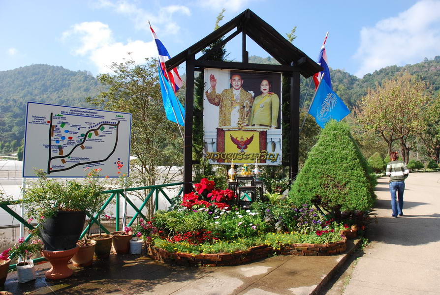 

พระผู้เป็นพ่อและแม่ของพวกเราคนไทย พระผู้มีแต่ให้พวกเราจริงๆ  

