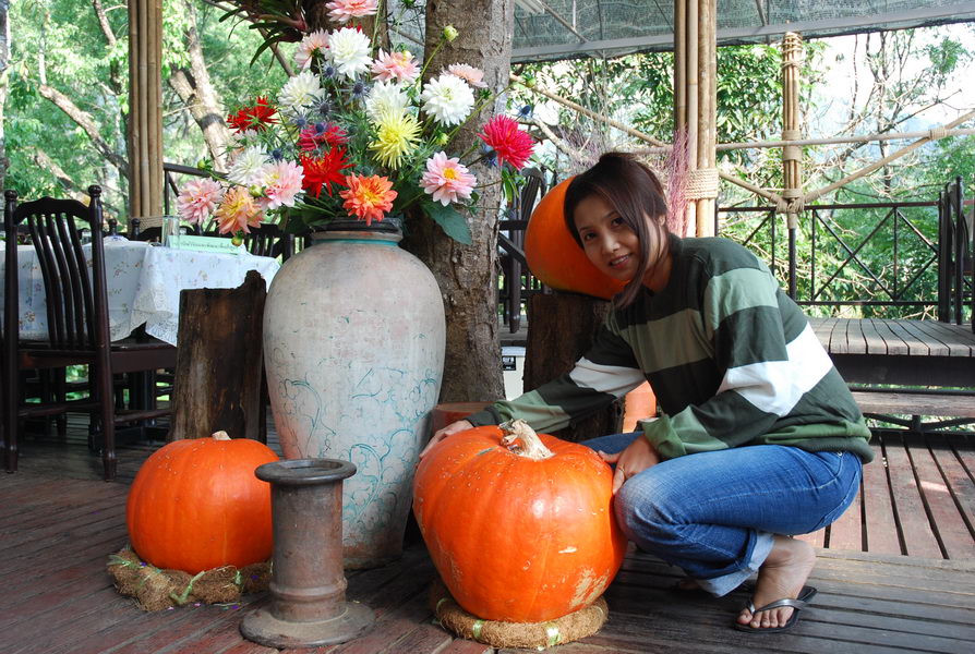 บรรยากาศในร้านครับขณะที่รออาหาร ในภาพเป็นลูกฟักทองของ
จริงนะครับ  :smile: :smile: :smile: