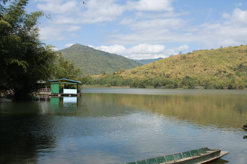 สภาพที่น้ำเอ่อ  บรรยากาศดีมากคับ  ไม่มีแพเธคมารบกวน  ไม่มีแพคาราโอเกะมาหอนให้ฟัง
 :smile: :smile: :