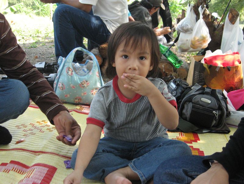 ลูกชายใครเอ่ย กำลังน่ารักเลย มาเชียร์ ปะป๊าด้วย