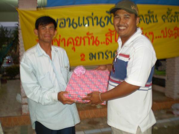 แลกของขวัญกันก่อน  เริ่มมืดแล้ว ซักทุ่มนึงคงสมควรแก่เวลา :grin: :grin:
น้าฟิชกะน้าโด่ง :grin: :grin