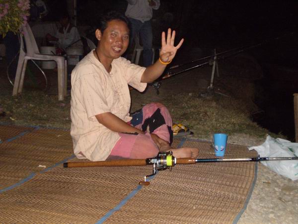 ปูเสื่อรอ  ชิล..ชิล กับน้าเหน่ง :grin: :grin: