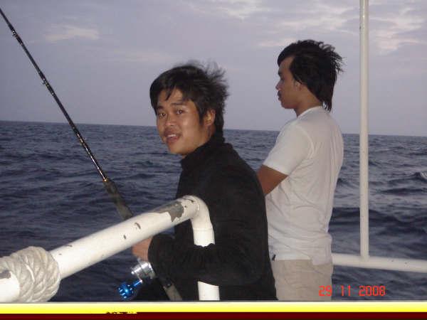 แล้วตรงเข้าไปประจำการที่ท้ายเรือ คราวนี้ไม่ต้องรอฉลามวาฬมาแล้ว   ตีเข้าหาซั้งไปเลย  เพราะเห็นว่ามีอี
