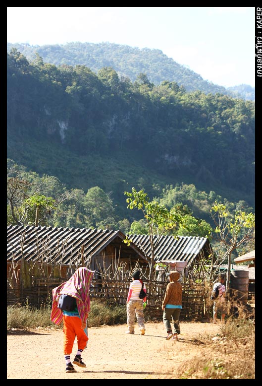 ถามวัยรุ่นในหมู่บ้าน มีให้เลือก 3 เส้นทาง

1. เดินไปตามถนนลูกรัง... 

ร้อนตายชัก  :laughing: