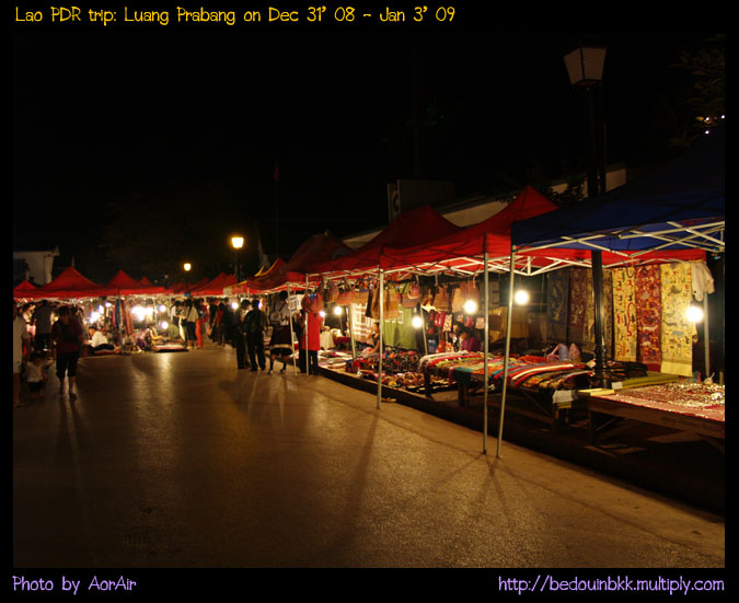เดินสำรวจสินค้าและราคาที่ตลาดมืดกันก่อน
ยังต้องอาศัยอยู่อีก 2 วัน ไม่ต้องรีบ  :laughing: