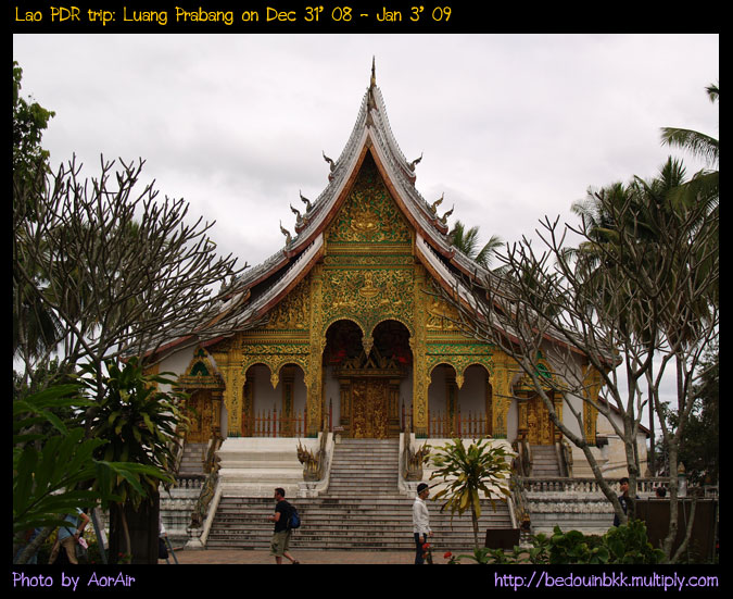 ด้านซ้ายของประตูทางเข้าคืออนุสาวรีย์พระเจ้าศรีสว่างวงศ์ พระมหากษัตริย์ผู้พระราชทานรัฐธรรมนูญให้แก่ปร