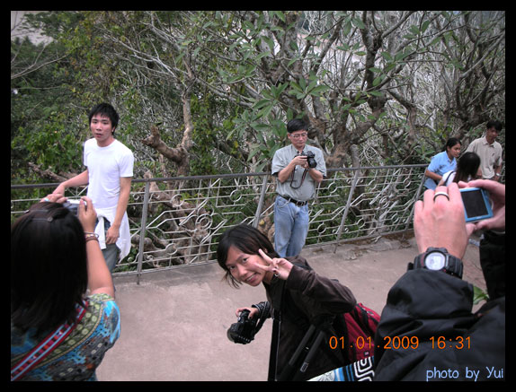 คุณลุงใส่แว่นถือกล้องด้านหลังนั่นล่ะฆ่ะ ที่ใช้ Olympus E1 แล้วเข้ามาทักทาย
แทบจะยื่นกล้องชนกัน ถ้าไ