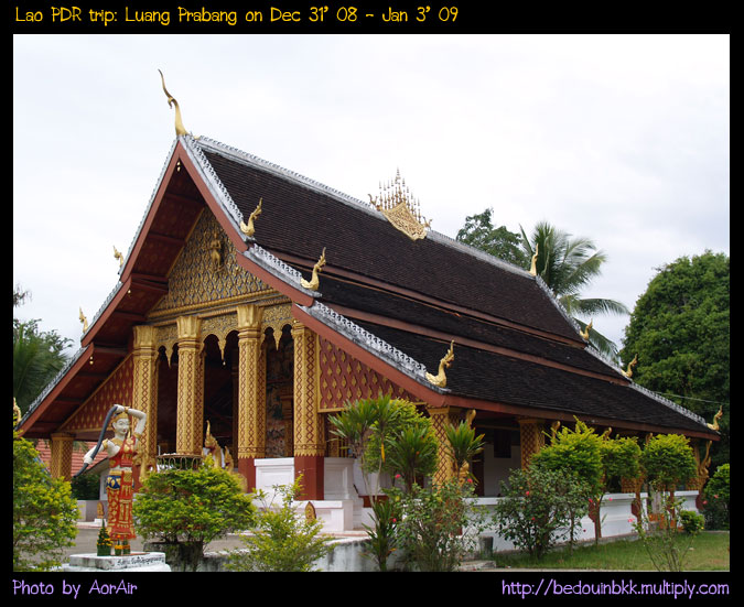เช้าวันที่ ๓ มกราคม เราเริ่มกันที่วัดหอเสี่ยง
เป็นสถานที่ที่พระเจ้าไชยเชษฐาธิราชทรงตั้งพระราชพิธีหอ