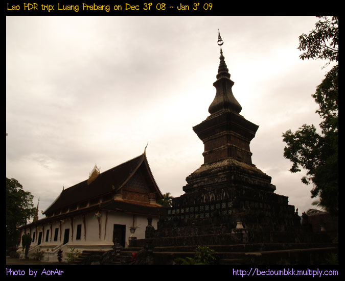 สิมมีลักษณะแบบไทลื้อ มีพระธาตุตั้งอยู่ด้านหลังสิม
พระธาตุหลวงสร้างเพื่อบรรจุพระบรมสารีริกธาตุ เป็นพ