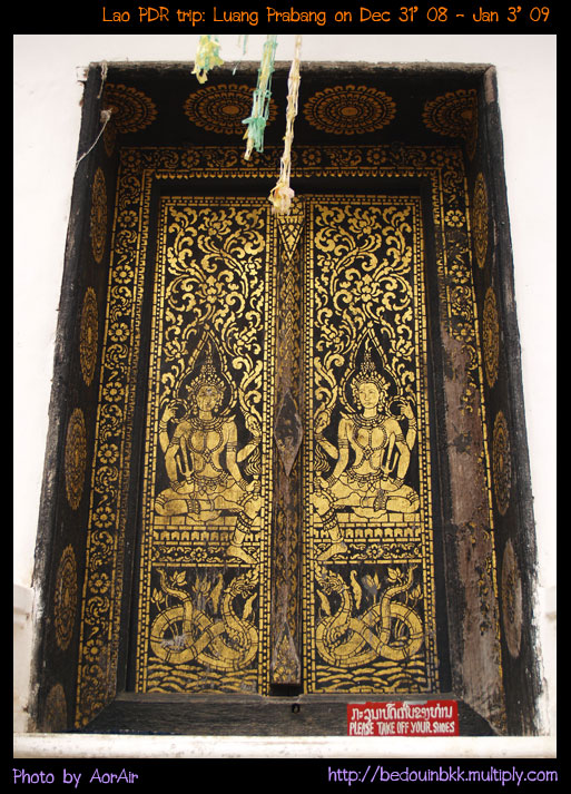 ความสวยงามบนบานประตูสิม