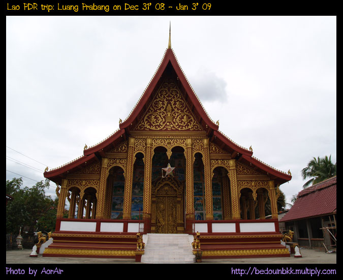 สิมหลังนี้สร้างขึ้นใกล้กับวัดร้างเก่าแก่ชื่อวัดเชียงกลาง ด้านหลังของสิมมีร่องรอยของวัดเชียงกลางที่ยั