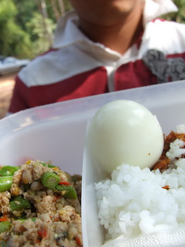 ข้างกล่องครับ