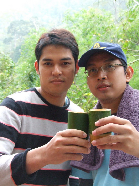 เช้ามาก็โอวัลตินกับกาแฟในถ้วยไม่ไผ่ที่ลุงกูลทำให้ สุดยอดเลยครับคุณลุง  :umh: :umh: