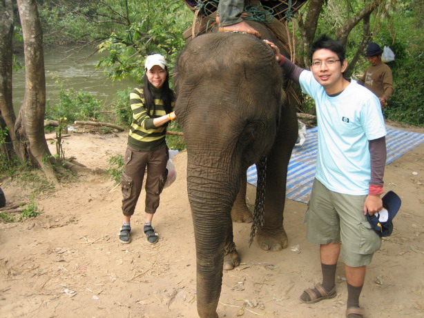 ถ่ายกับเค้าหน่อย