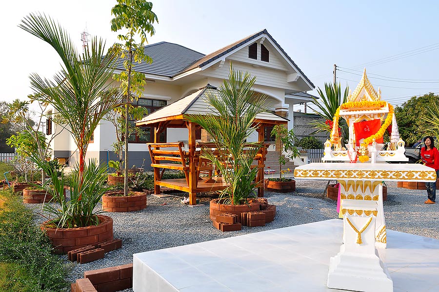 เป็นบ้าน ที่น่าอยู่มาก มีทั้งสวน กล้วยไม้ บ่อเลี้ยงปลา บรรยากาศ ยามเช้า ก็เย็นสบาย ป๊าดดดดดดดดดดดดดด
