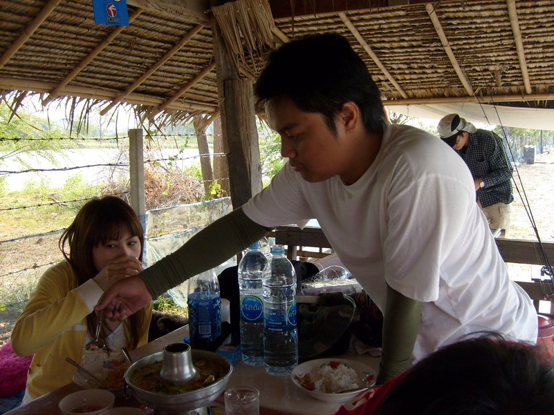 มัวคุยกับน้าที เพลินๆ  น้า เอก ก็เรียก น้านก กินข้าวได้แล้ว ปลามาแล้ว เอ้า ได้เวลากินแล้วจ้า 

 :u