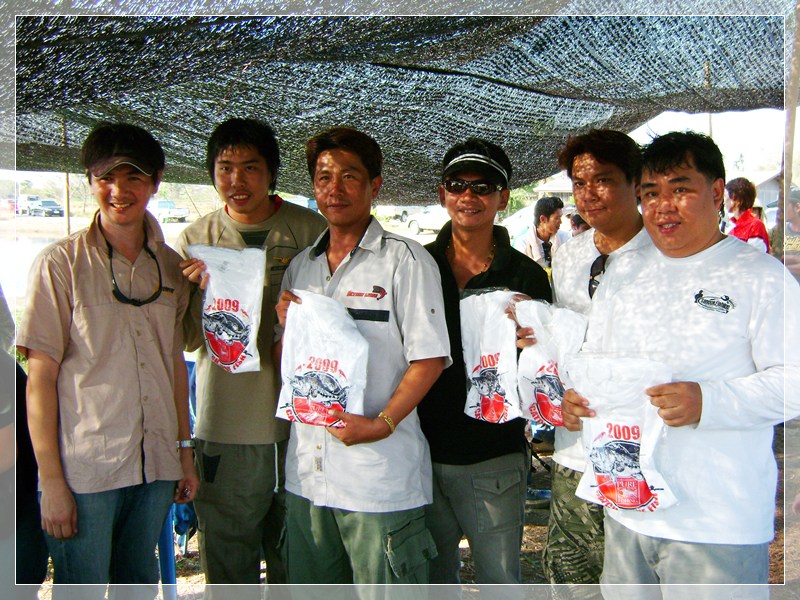 พี่ โม่ง กับน้า ๆ หลาย ๆ ท่าน ได้เสื้อกลับไปใส่กันที่บ้านด้วย

 :cheer: :cheer: :cheer: :cheer: :c
