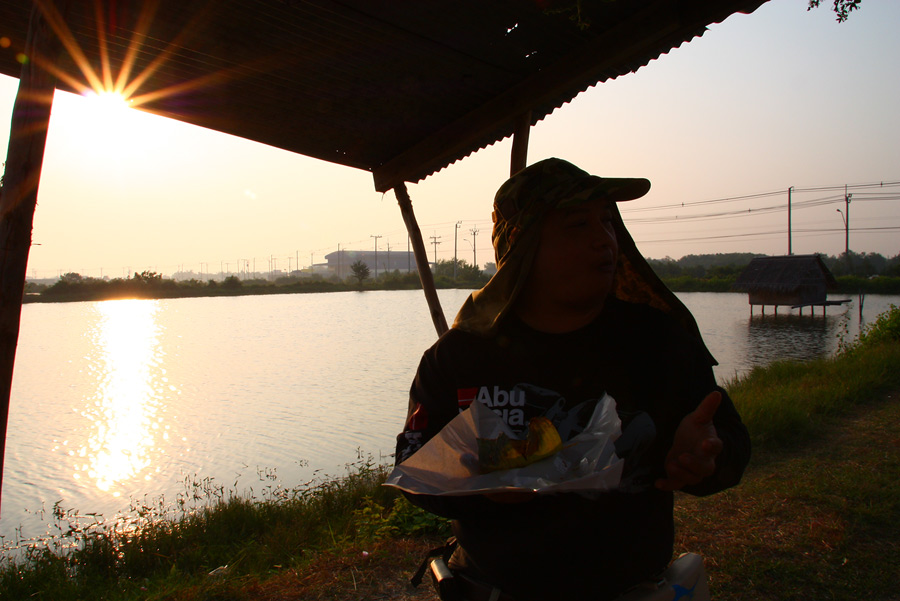ปลาไม่กิน...อาจจะเครียด แต่เครียดแค่ไหน ก้อไม่คลายหิว....
ซัดกันซะก่อน....ข้าวเหนียวห่อ มาพร้อมหมูเ