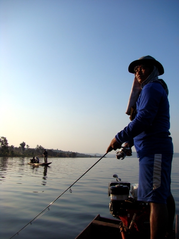สำเริงก็ช่วยหวดหาตัวอยู่ท้ายเรือเช่นกัน
ส่วนลำที่เห็นอยู่นั่นคือน้าคิดกับน้าจู้
 :love: