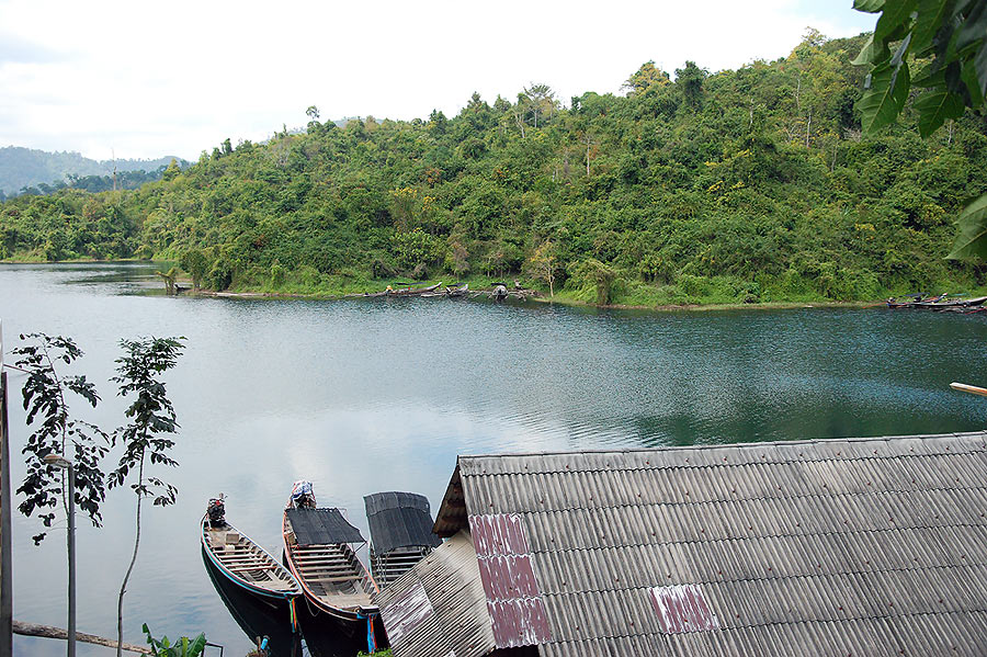 ถึงท่าเรือ  เขื่อนเชี่ยวหลาน  ปรับปรุงใหม่เพิ่งเสร็จ เมื่อปลายปีที่แล้ว  

อาหารดี  กาแฟ หอม  ห้อง