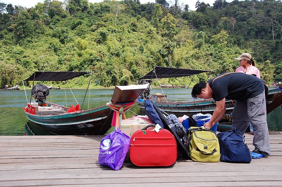 เรือพี่โป้งมาจอดรอ อยู่ก่อนแล้ว  พร้อมเดินทาง