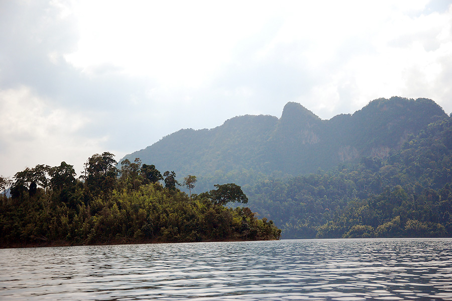 ผ่านเกาะด้านหน้าตรงสันเขื่อน