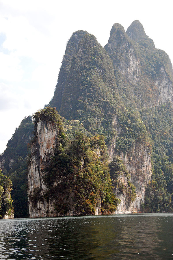 ช่วงแรกที่นั่งเรือมาจะเป็นเขาหินปูน  .......