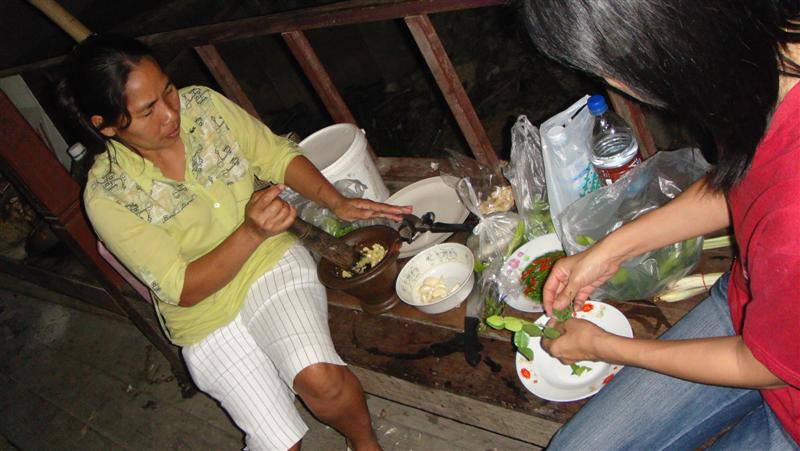 ส่วนทัพหน้าของสมาชิกชมรม...โขลกกันใหญ่........