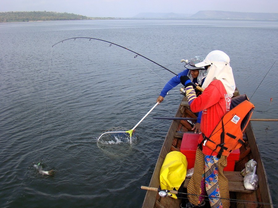 ผมสั่งให้เธอจูงปลาออกมาจากท้องเรือ  ก็ทำได้เช่นกัน
 :love: