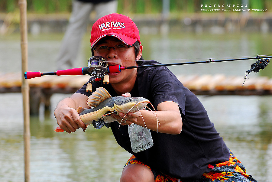 
ชุดไม่เท่าไร.............  แต่ใส่หมวกแบบที่โปรฯจันฯนำมาประมูลหารายได้เข้าชุมชนแล้ว   ต้องบอกว่า  ม