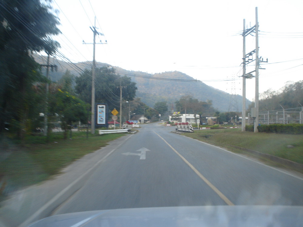 ทางแยกขึ้นสันเขื่อน   :cheer: