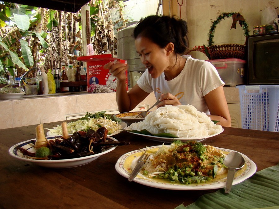 อาซ้อลงมือชิมคนแรก

 :umh:
ออกปากชมอย่างเบาๆว่าอร่อย..ย :grin: :grin: